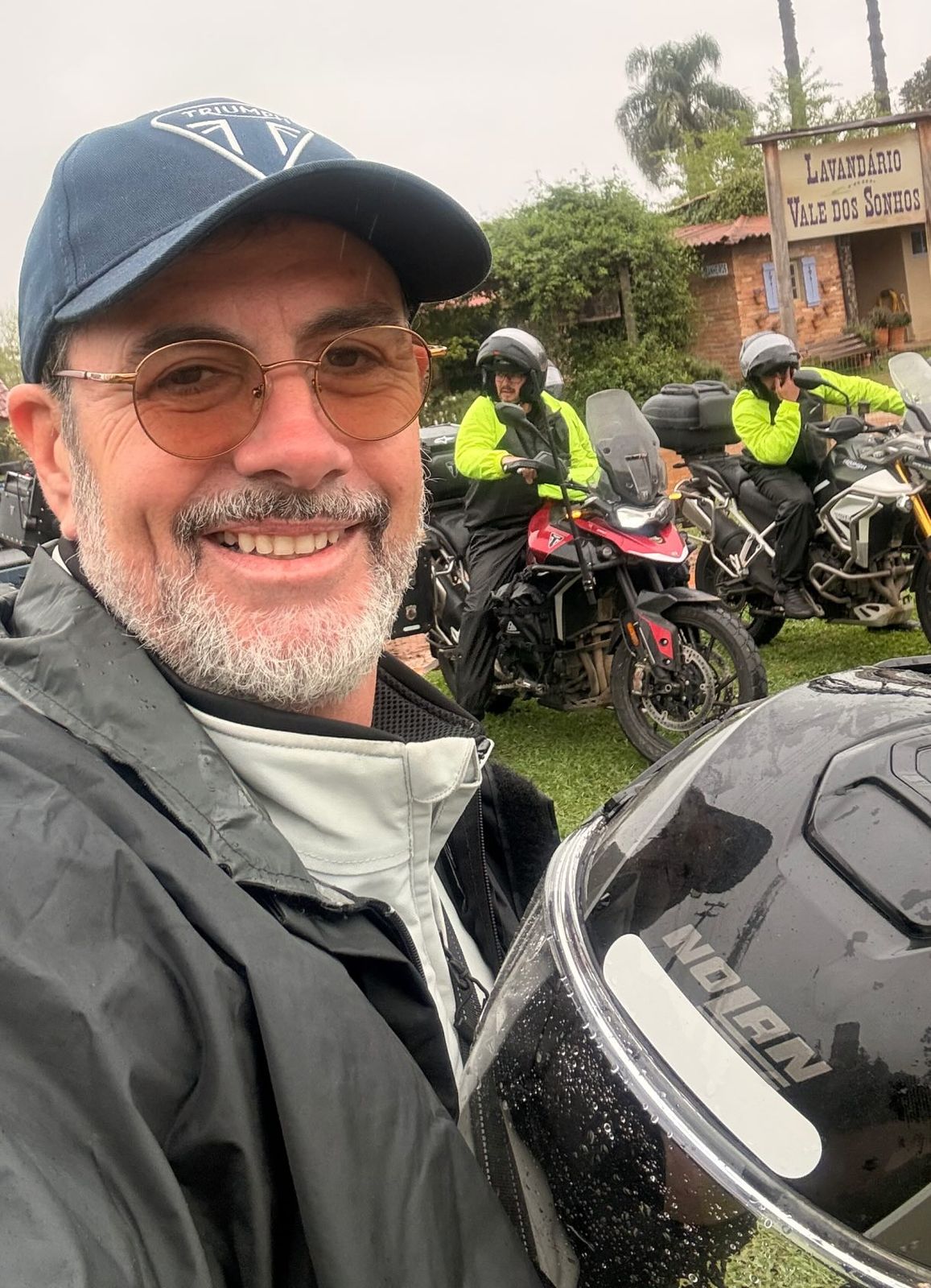 Ney, dono da Retivale, sorrindo em viagem de moto
