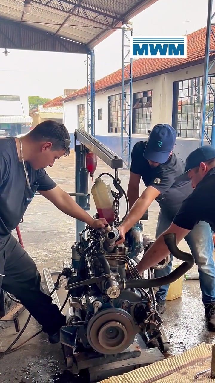 Equipe testando um motor MWM na oficina