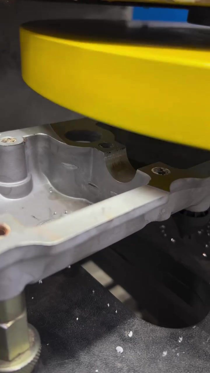 Cabeçote preso na máquina de usinagem