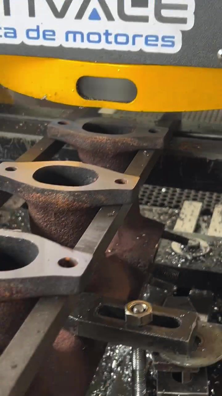 Máquina de usinagem com o adesivo da Retivale