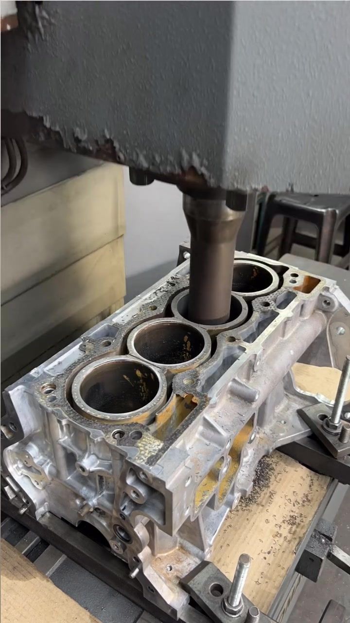 Bloco Nissan MR20 sendo usinado